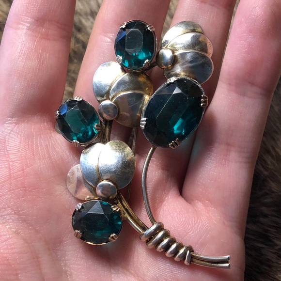Vintage sterling silver emerald green rhinestone flower bouquet brooch - Picture 4 of 5